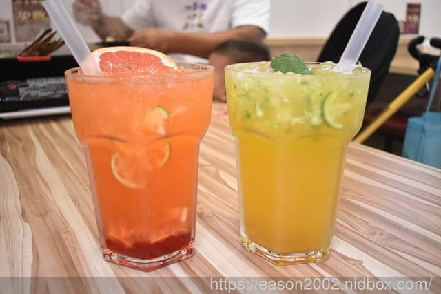 台茂購物中心必吃美食 | 爆川辣妹子烤魚-南崁店（桃園最新川味麻辣烤魚火鍋）鮮嫩烤魚+肉盤一次滿足 獨家特選比臉大烤魚 正宗四川菜炒料獨家配方，還有隱藏版手工爆打 黃瓜果汁 期間限定搖骰子免費吃烤魚