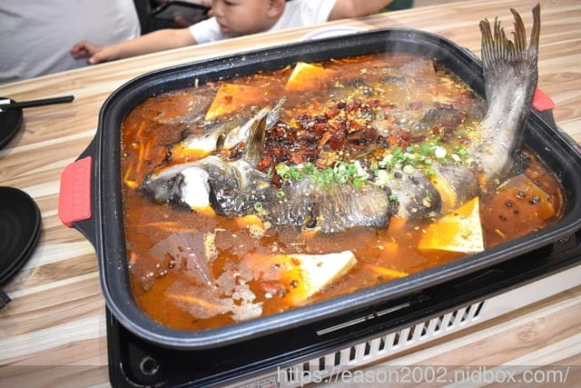台茂購物中心必吃美食 | 爆川辣妹子烤魚-南崁店（桃園最新川味麻辣烤魚火鍋）鮮嫩烤魚+肉盤一次滿足 獨家特選比臉大烤魚 正宗四川菜炒料獨家配方，還有隱藏版手工爆打 黃瓜果汁 期間限定搖骰子免費吃烤魚