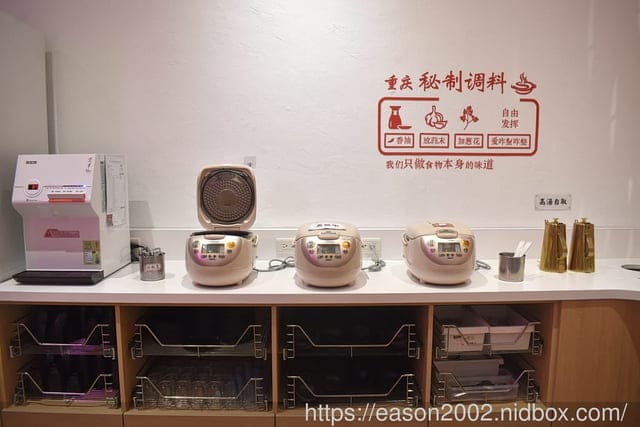 台茂購物中心必吃美食 | 爆川辣妹子烤魚-南崁店（桃園最新川味麻辣烤魚火鍋）鮮嫩烤魚+肉盤一次滿足 獨家特選比臉大烤魚 正宗四川菜炒料獨家配方，還有隱藏版手工爆打 黃瓜果汁 期間限定搖骰子免費吃烤魚