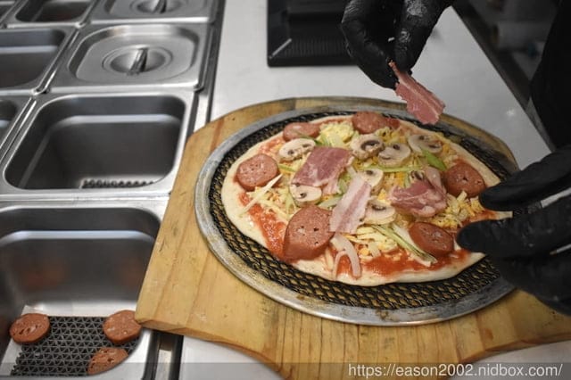 台北大安美食 | C PICKZA 嘻比薩 現烤pizza只要2分鐘快速出爐 客製化pizza 自選醬料、配料