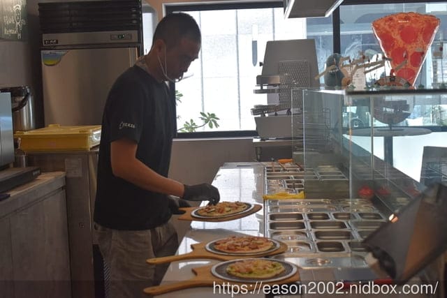 台北大安美食 | C PICKZA 嘻比薩 現烤pizza只要2分鐘快速出爐 客製化pizza 自選醬料、配料
