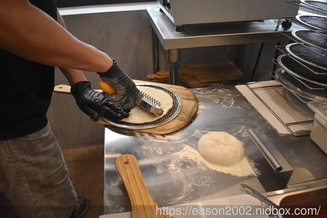 台北大安美食 | C PICKZA 嘻比薩 現烤pizza只要2分鐘快速出爐 客製化pizza 自選醬料、配料