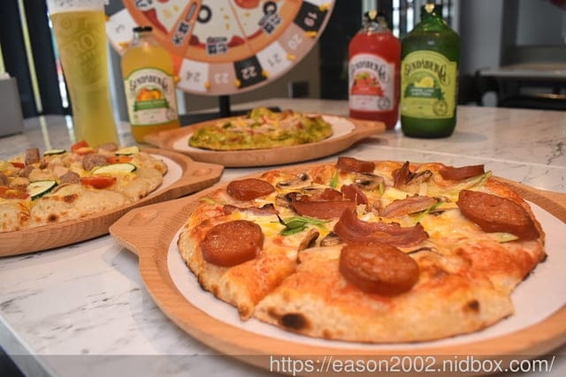 台北大安美食 | C PICKZA 嘻比薩 現烤pizza只要2分鐘快速出爐 客製化pizza 自選醬料、配料