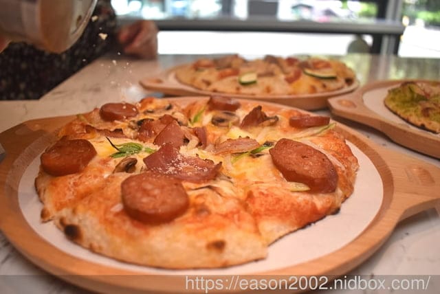 台北大安美食 | C PICKZA 嘻比薩 現烤pizza只要2分鐘快速出爐 客製化pizza 自選醬料、配料