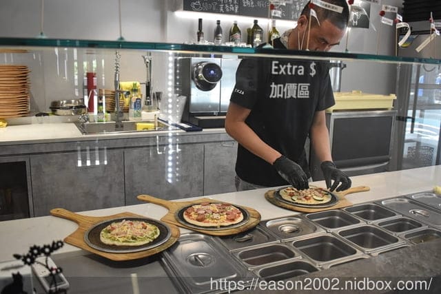 台北大安美食 | C PICKZA 嘻比薩 現烤pizza只要2分鐘快速出爐 客製化pizza 自選醬料、配料
