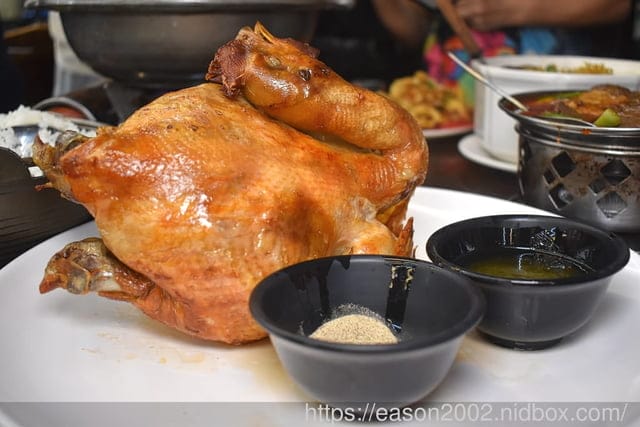 宜蘭必吃美食推薦 | 宜蘭百匯窯烤雞餐廳 二連霸榮獲十大好食餐廳  龍眼木薰香的窯烤雞 肉質鮮嫩多汁，香氣四溢