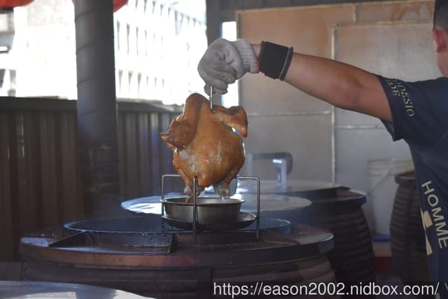 宜蘭必吃美食推薦 | 宜蘭百匯窯烤雞餐廳 二連霸榮獲十大好食餐廳  龍眼木薰香的窯烤雞 肉質鮮嫩多汁，香氣四溢