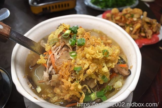 宜蘭必吃美食推薦 | 宜蘭百匯窯烤雞餐廳 二連霸榮獲十大好食餐廳  龍眼木薰香的窯烤雞 肉質鮮嫩多汁，香氣四溢