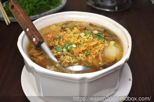 宜蘭必吃美食推薦 | 宜蘭百匯窯烤雞餐廳 二連霸榮獲十大好食餐廳  龍眼木薰香的窯烤雞 肉質鮮嫩多汁，香氣四溢