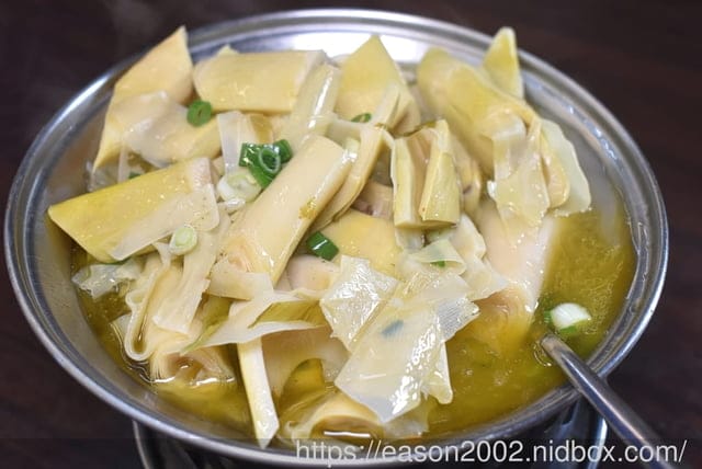 宜蘭必吃美食推薦 | 宜蘭百匯窯烤雞餐廳 二連霸榮獲十大好食餐廳  龍眼木薰香的窯烤雞 肉質鮮嫩多汁，香氣四溢
