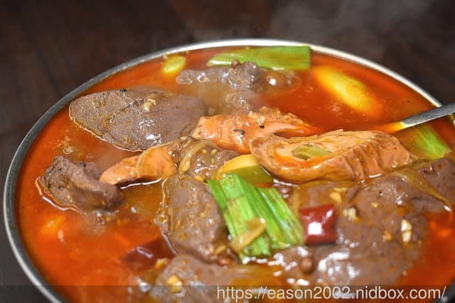 宜蘭必吃美食推薦 | 宜蘭百匯窯烤雞餐廳 二連霸榮獲十大好食餐廳  龍眼木薰香的窯烤雞 肉質鮮嫩多汁，香氣四溢