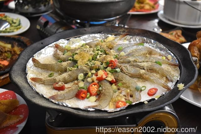 宜蘭必吃美食推薦 | 宜蘭百匯窯烤雞餐廳 二連霸榮獲十大好食餐廳  龍眼木薰香的窯烤雞 肉質鮮嫩多汁，香氣四溢