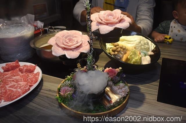 台北美食｜好食多涮涮鍋 雙城店 肉食控的火鍋天堂，雙人套餐免費招待肉品16oz 牛奶熊熊泡澡，好療癒～