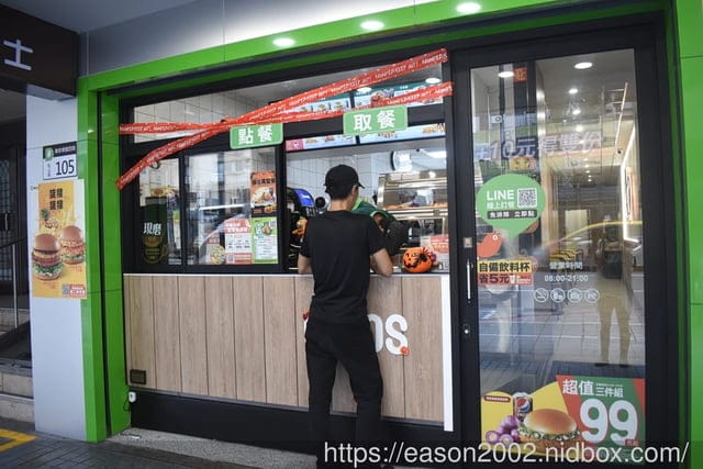 速食界的脆皮炸雞專家｜德克士台北小巨蛋店 炸雞的 358 道工序！打造完美脆皮炸雞的美味～