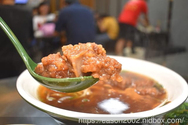 台中大甲美食｜特食豐原排骨酥麵 在地深耕30餘年的好味道 排骨酥肉質軟嫩、湯頭清甜