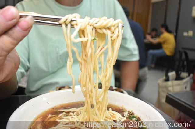 台中大甲美食｜特食豐原排骨酥麵 在地深耕30餘年的好味道 排骨酥肉質軟嫩、湯頭清甜