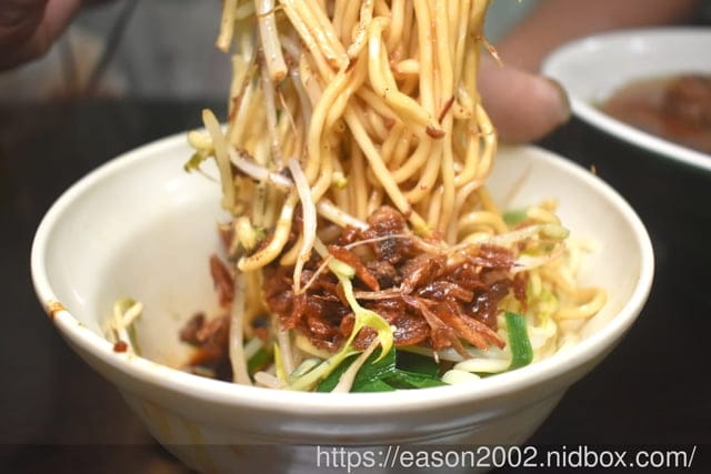 台中大甲美食｜特食豐原排骨酥麵 在地深耕30餘年的好味道 排骨酥肉質軟嫩、湯頭清甜