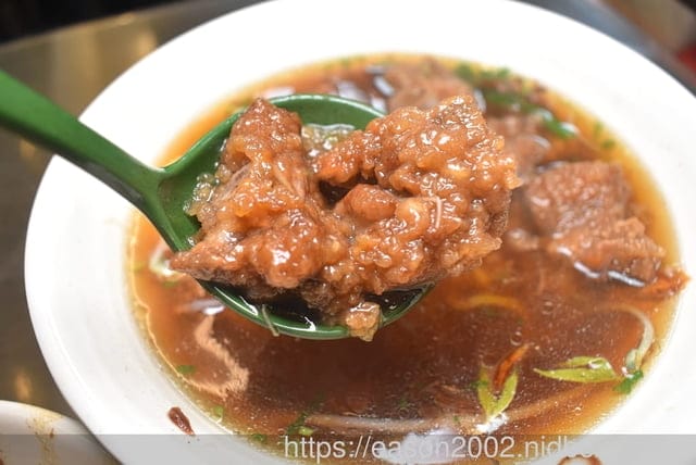 台中大甲美食｜特食豐原排骨酥麵 在地深耕30餘年的好味道 排骨酥肉質軟嫩、湯頭清甜