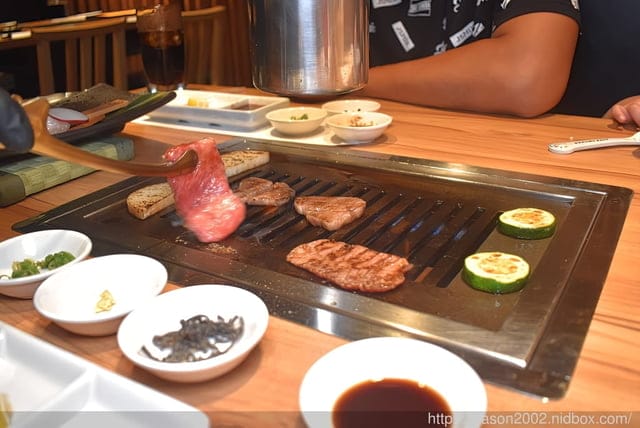 台中西屯區燒肉｜和牛EMPEROR 日式燒肉 道地的日本和牛 角頭大橋頭麥可哥都來吃 情侶約會餐廳首選