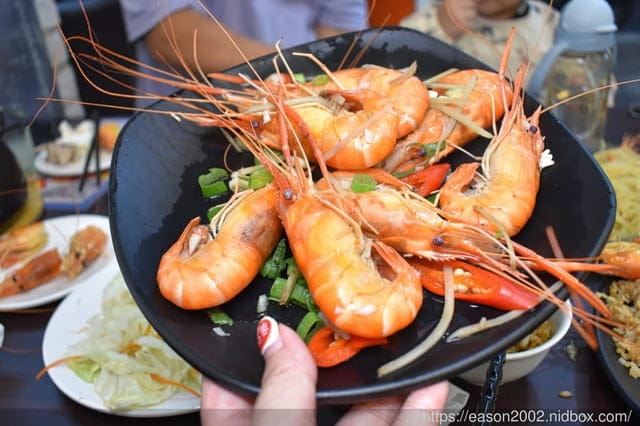 台北活蝦料理餐廳推薦 | 蝦之城活蝦餐廳-萬華活蝦餐廳 台北市區也能爽吃活蝦料理 雙人套餐只要NT$1500 12款風味活蝦料理任選三+熱炒高麗菜+四款養生雞湯任選1，白飯免費吃