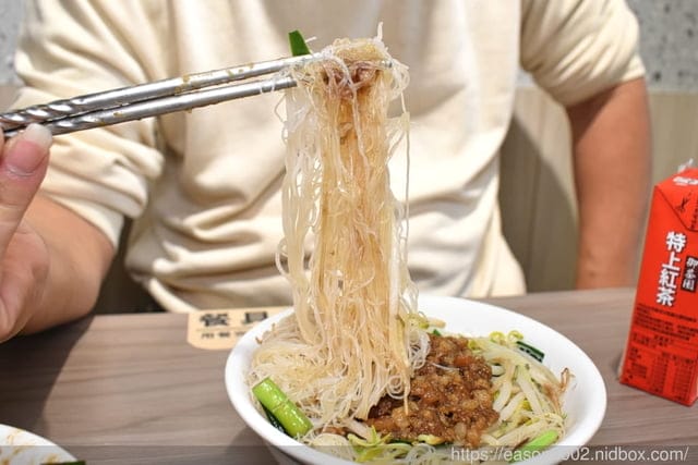 台南小吃推薦 | 竹滬麵店(小東路無名麵店)  在地傳承60餘年的台南美食推薦 營業至凌晨12點，同時也是台南宵夜首選