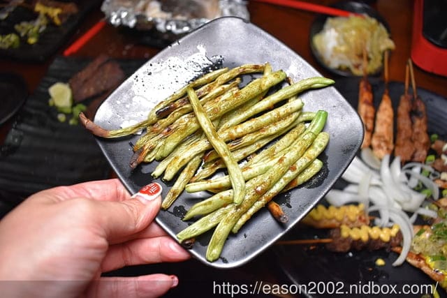 台北聚餐美食 | 雞老闆桶仔雞萬隆店 當月壽星吃烤雞不用錢 生啤酒買2送1，還有清酒、梅酒無限量暢飲