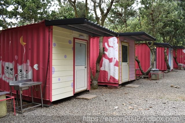 南投親子露營推薦 | 南投水岸松林露營區 大草原、兒童戲水、沙坑、手作DIY、餵食小動物、溯溪、水彈、釣魚、露營烤肉；夢幻露營水管屋、哈比屋、貨櫃屋、浪漫屋、童話屋 等等