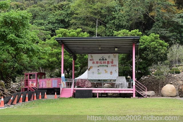 南投親子露營推薦 | 南投水岸松林露營區 大草原、兒童戲水、沙坑、手作DIY、餵食小動物、溯溪、水彈、釣魚、露營烤肉；夢幻露營水管屋、哈比屋、貨櫃屋、浪漫屋、童話屋 等等