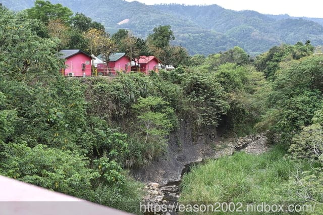南投親子露營推薦 | 南投水岸松林露營區 大草原、兒童戲水、沙坑、手作DIY、餵食小動物、溯溪、水彈、釣魚、露營烤肉；夢幻露營水管屋、哈比屋、貨櫃屋、浪漫屋、童話屋 等等