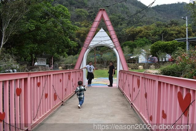 南投親子露營推薦 | 南投水岸松林露營區 大草原、兒童戲水、沙坑、手作DIY、餵食小動物、溯溪、水彈、釣魚、露營烤肉；夢幻露營水管屋、哈比屋、貨櫃屋、浪漫屋、童話屋 等等