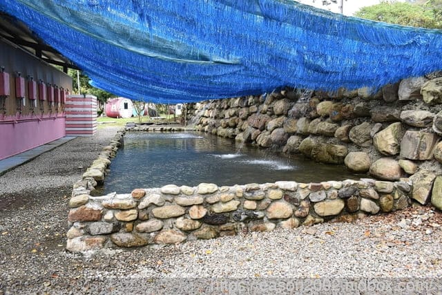 南投親子露營推薦 | 南投水岸松林露營區 大草原、兒童戲水、沙坑、手作DIY、餵食小動物、溯溪、水彈、釣魚、露營烤肉；夢幻露營水管屋、哈比屋、貨櫃屋、浪漫屋、童話屋 等等