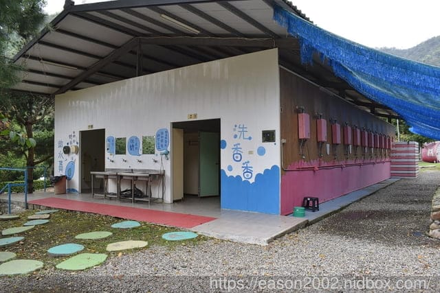 南投親子露營推薦 | 南投水岸松林露營區 大草原、兒童戲水、沙坑、手作DIY、餵食小動物、溯溪、水彈、釣魚、露營烤肉；夢幻露營水管屋、哈比屋、貨櫃屋、浪漫屋、童話屋 等等