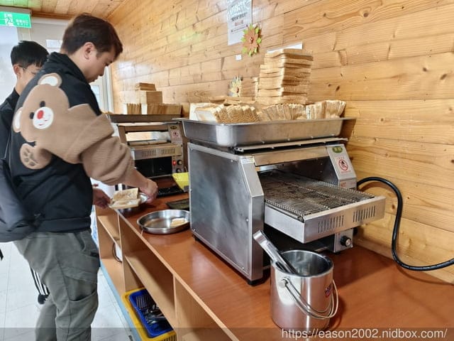 南投親子露營推薦 | 南投水岸松林露營區 大草原、兒童戲水、沙坑、手作DIY、餵食小動物、溯溪、水彈、釣魚、露營烤肉；夢幻露營水管屋、哈比屋、貨櫃屋、浪漫屋、童話屋 等等