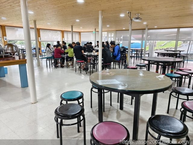 南投親子露營推薦 | 南投水岸松林露營區 大草原、兒童戲水、沙坑、手作DIY、餵食小動物、溯溪、水彈、釣魚、露營烤肉；夢幻露營水管屋、哈比屋、貨櫃屋、浪漫屋、童話屋 等等