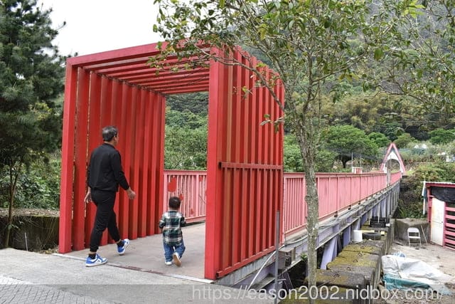 南投親子露營推薦 | 南投水岸松林露營區 大草原、兒童戲水、沙坑、手作DIY、餵食小動物、溯溪、水彈、釣魚、露營烤肉；夢幻露營水管屋、哈比屋、貨櫃屋、浪漫屋、童話屋 等等