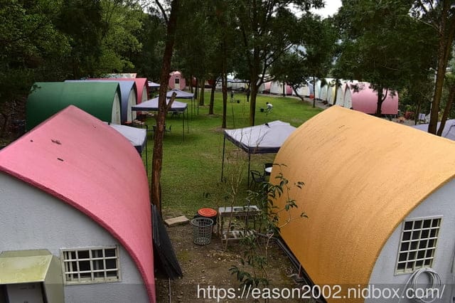 南投親子露營推薦 | 南投水岸松林露營區 大草原、兒童戲水、沙坑、手作DIY、餵食小動物、溯溪、水彈、釣魚、露營烤肉；夢幻露營水管屋、哈比屋、貨櫃屋、浪漫屋、童話屋 等等