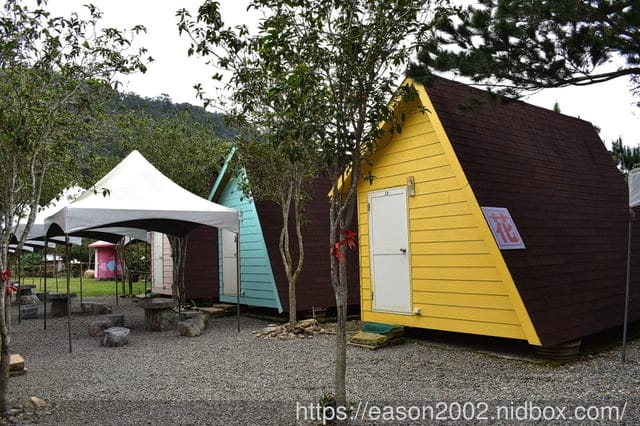 南投親子露營推薦 | 南投水岸松林露營區 大草原、兒童戲水、沙坑、手作DIY、餵食小動物、溯溪、水彈、釣魚、露營烤肉；夢幻露營水管屋、哈比屋、貨櫃屋、浪漫屋、童話屋 等等