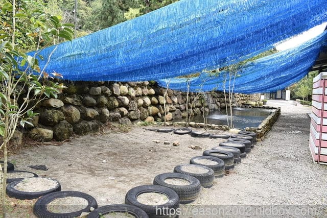 南投親子露營推薦 | 南投水岸松林露營區 大草原、兒童戲水、沙坑、手作DIY、餵食小動物、溯溪、水彈、釣魚、露營烤肉；夢幻露營水管屋、哈比屋、貨櫃屋、浪漫屋、童話屋 等等