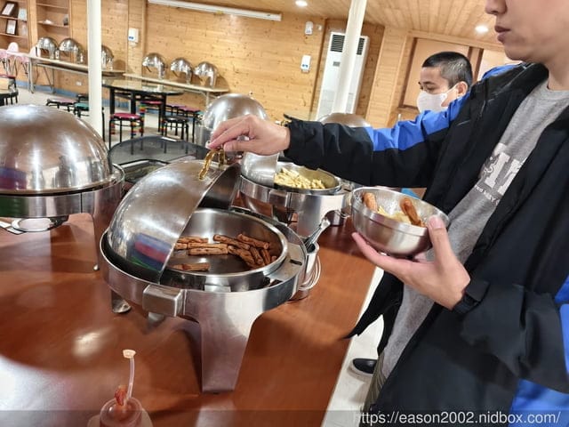 南投親子露營推薦 | 南投水岸松林露營區 大草原、兒童戲水、沙坑、手作DIY、餵食小動物、溯溪、水彈、釣魚、露營烤肉；夢幻露營水管屋、哈比屋、貨櫃屋、浪漫屋、童話屋 等等