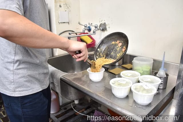 桃園好吃雞排便當推薦 | 丸強飯店。炸雞飯 外皮酥脆 肉質鮮嫩多汁的超級無敵大雞排 簡單配菜 滷蛋+酸菜 秒殺超人氣