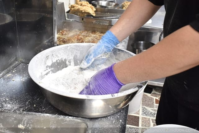 桃園好吃雞排便當推薦 | 丸強飯店。炸雞飯 外皮酥脆 肉質鮮嫩多汁的超級無敵大雞排 簡單配菜 滷蛋+酸菜 秒殺超人氣