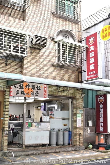 桃園好吃雞排便當推薦 | 丸強飯店。炸雞飯 外皮酥脆 肉質鮮嫩多汁的超級無敵大雞排 簡單配菜 滷蛋+酸菜 秒殺超人氣
