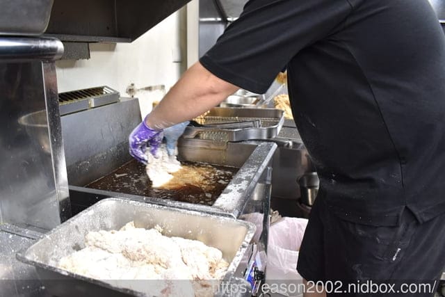 桃園好吃雞排便當推薦 | 丸強飯店。炸雞飯 外皮酥脆 肉質鮮嫩多汁的超級無敵大雞排 簡單配菜 滷蛋+酸菜 秒殺超人氣