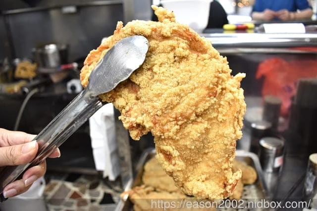 桃園好吃雞排便當推薦 | 丸強飯店。炸雞飯 外皮酥脆 肉質鮮嫩多汁的超級無敵大雞排 簡單配菜 滷蛋+酸菜 秒殺超人氣