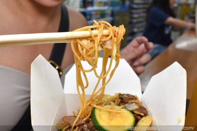 台中逢甲美食 | 曾氏福建炒麵台中逢甲旗艦店 新推出 夏季田園鮮蔬炒麵 清爽不油膩 討好妳的胃口