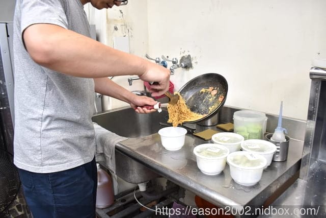 桃園好吃雞排便當推薦 | 丸強飯店。炸雞飯 外皮酥脆 肉質鮮嫩多汁的超級無敵大雞排 簡單配菜 滷蛋+酸菜 秒殺超人氣