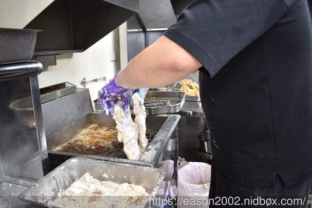 桃園好吃雞排便當推薦 | 丸強飯店。炸雞飯 外皮酥脆 肉質鮮嫩多汁的超級無敵大雞排 簡單配菜 滷蛋+酸菜 秒殺超人氣