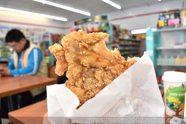 桃園好吃雞排便當推薦 | 丸強飯店。炸雞飯 外皮酥脆 肉質鮮嫩多汁的超級無敵大雞排 簡單配菜 滷蛋+酸菜 秒殺超人氣