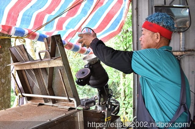 藤山步道伴手禮推薦 | 米香伯蛋黃酥-101米香 現場烘烤 熱呼呼 外皮酥脆，內層溫熱軟綿的紅豆餡 & 吃起來不乾巴巴的漸層鹹蛋黃
