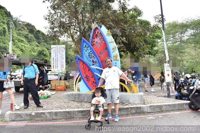 藤山步道伴手禮推薦 | 米香伯蛋黃酥-101米香 現場烘烤 熱呼呼 外皮酥脆，內層溫熱軟綿的紅豆餡 & 吃起來不乾巴巴的漸層鹹蛋黃